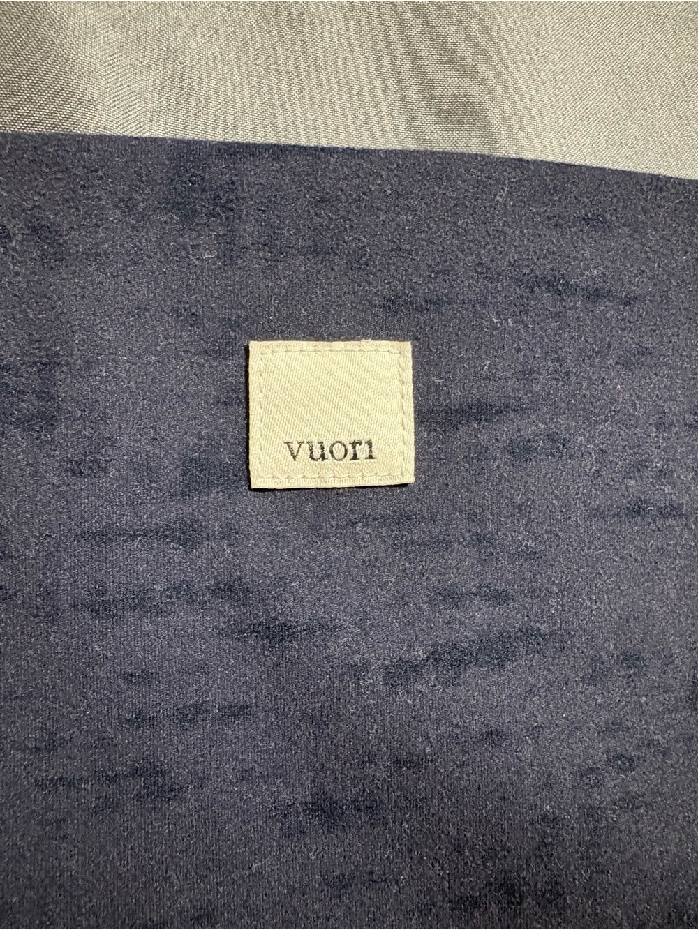 Vuori Navy and Cream Logo Patch Top leggings